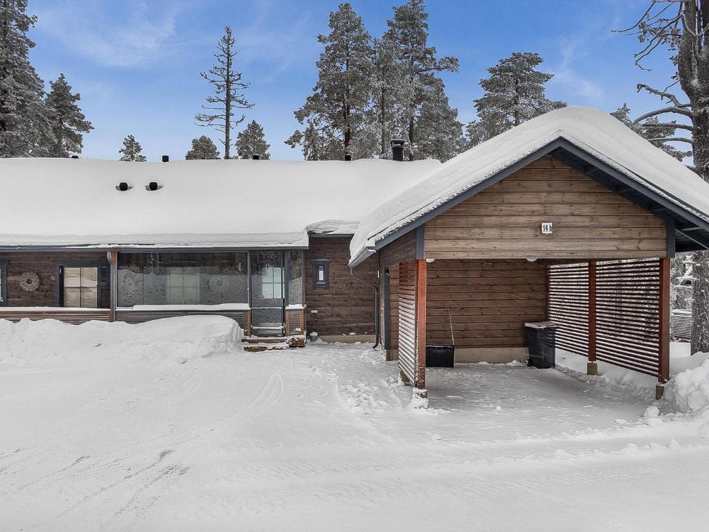 eine Blockhütte mit Schnee auf dem Dach in der Unterkunft Holiday Home Kesärinne14 by Interhome in Ruka