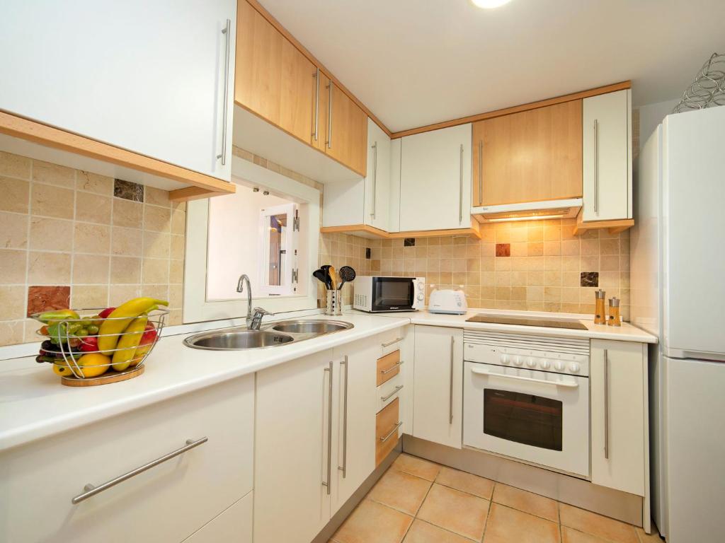 A kitchen or kitchenette at Apartment Pueblo Mascarat-2 by Interhome