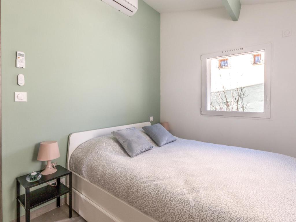 1 dormitorio con cama y ventana en Villa Mont des oiseaux by Interhome, en Toulon