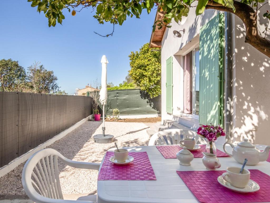 einen Tisch und Stühle auf der Terrasse eines Hauses in der Unterkunft Villa Mont des oiseaux by Interhome in Toulon
