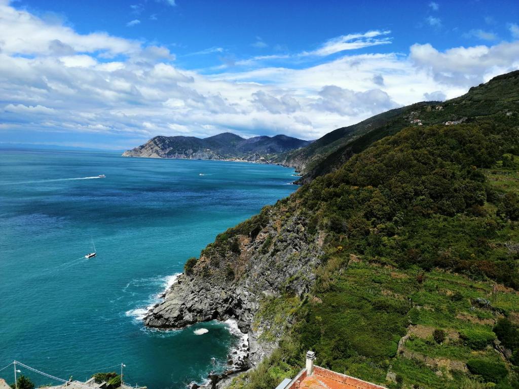コルニリアにあるBelvedere Affittacamereの海と山の空の景色