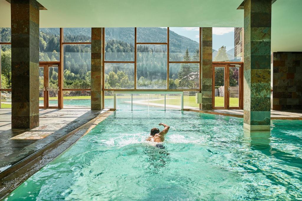 Bazén v ubytovaní Falkensteiner Hotel & Spa Carinzia Superior alebo v jeho blízkosti