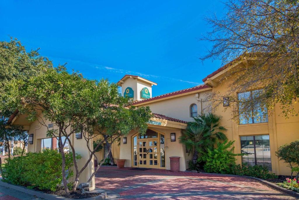 un gran edificio con árboles delante de él en La Quinta Inn by Wyndham San Antonio I-35 N at Rittiman Rd, en San Antonio