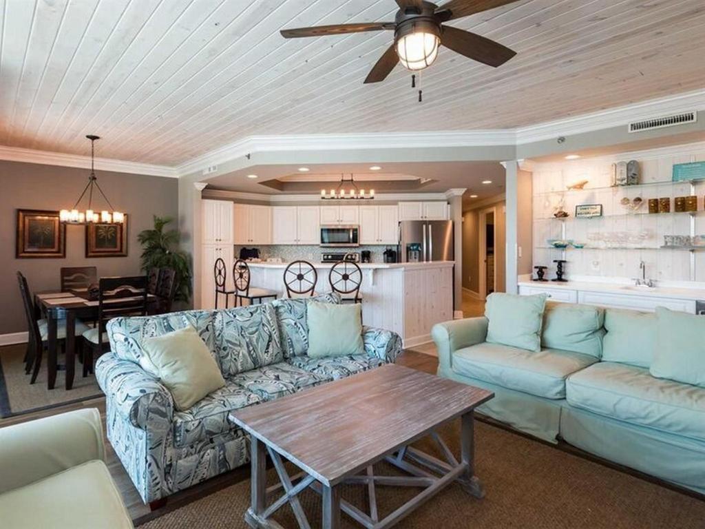 uma sala de estar com um sofá e uma mesa em Phoenix On The Bay 2208 by Meyer Vacation Rentals em Orange Beach