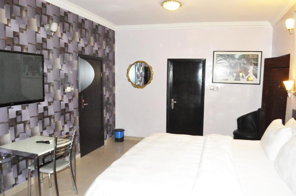 TV a/nebo společenská místnost v ubytování Triple Tee Hotel