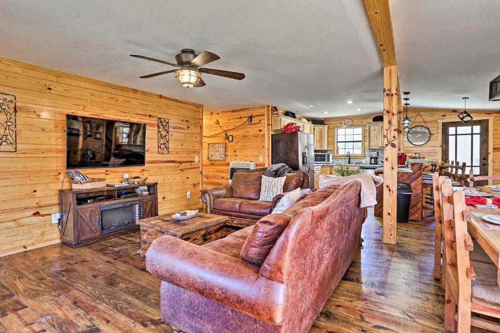 Χώρος καθιστικού στο Serene Cabins with Decks and 8 Acres on Kiamichi River