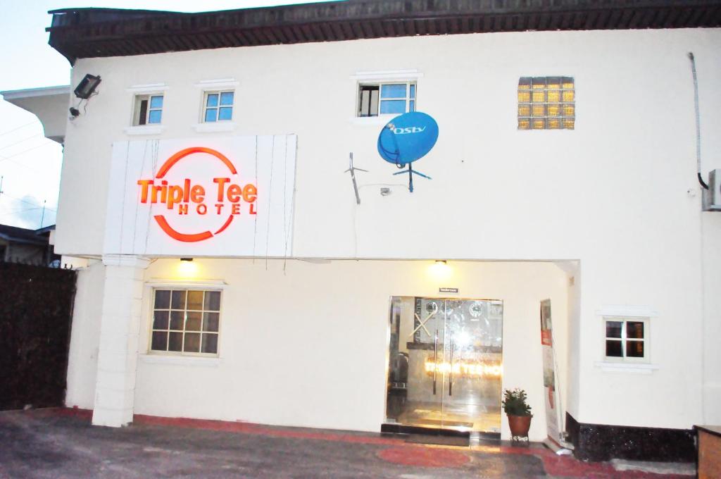 Certifikát, hodnocení, plakát nebo jiný dokument vystavený v ubytování Triple Tee Hotel