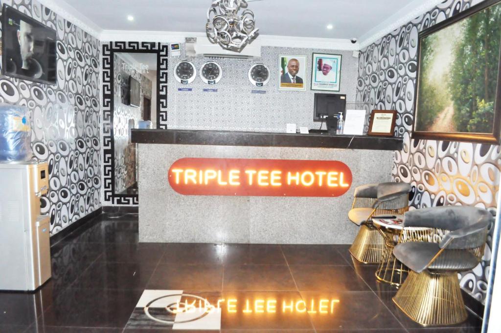 TV a/nebo společenská místnost v ubytování Triple Tee Hotel