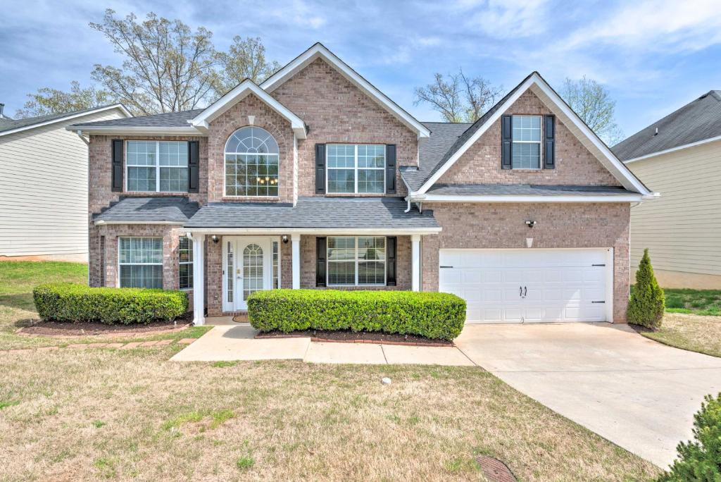 Fairburn Home with Fire Pit - 24 Mi to Atlanta! - Housity