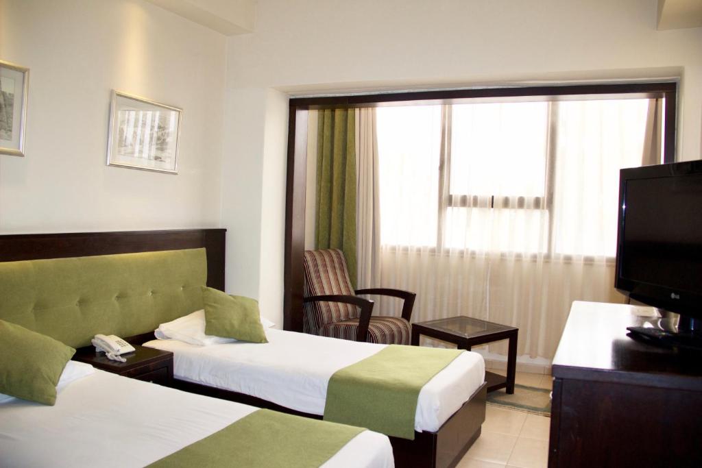 Postel nebo postele na pokoji v ubytování National Hotel - Jerusalem
