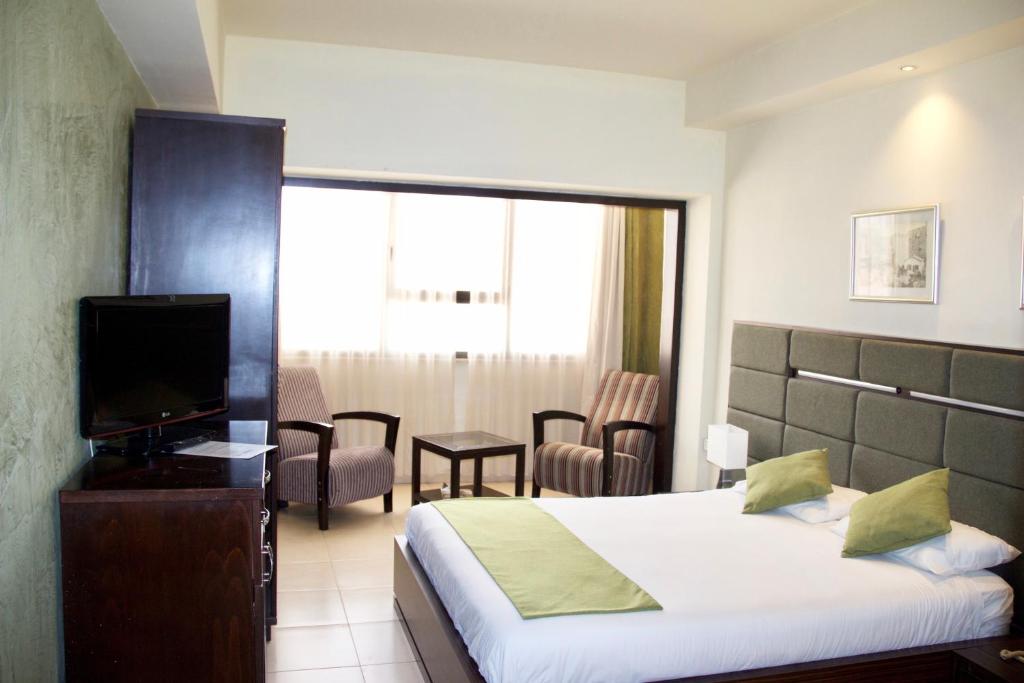 Postel nebo postele na pokoji v ubytování National Hotel - Jerusalem