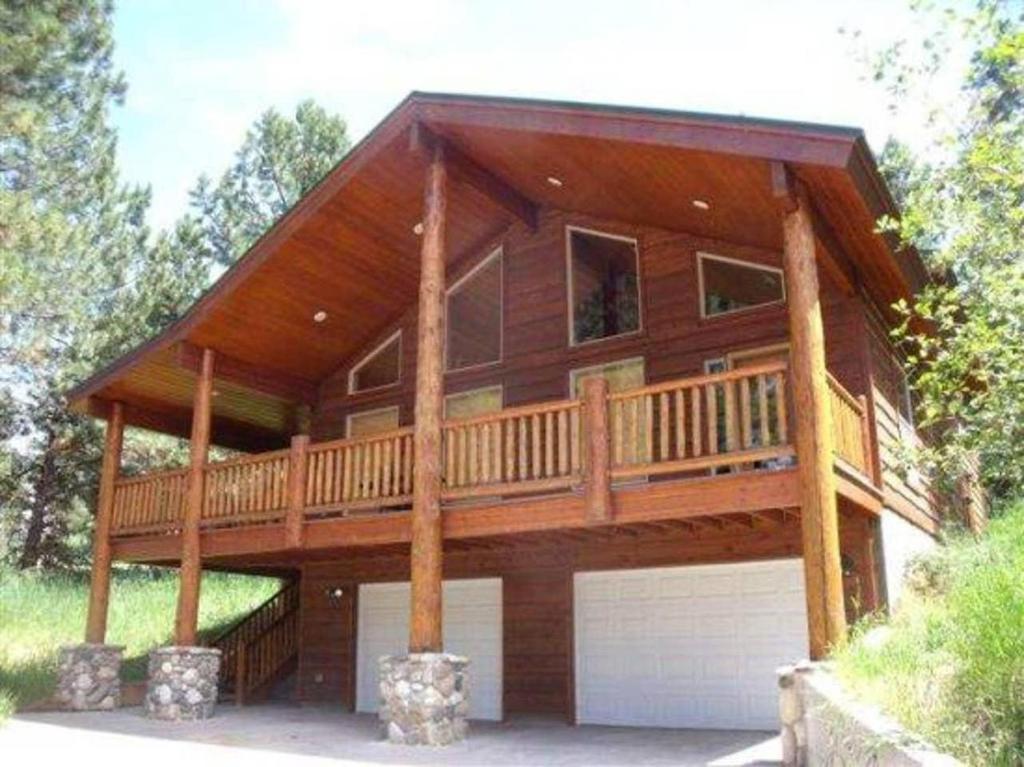 ein großes Holzhaus mit einer großen Terrasse in der Unterkunft Cascade Multi-Family Cabin by Casago McCall - Donerightmanagement in Cascade