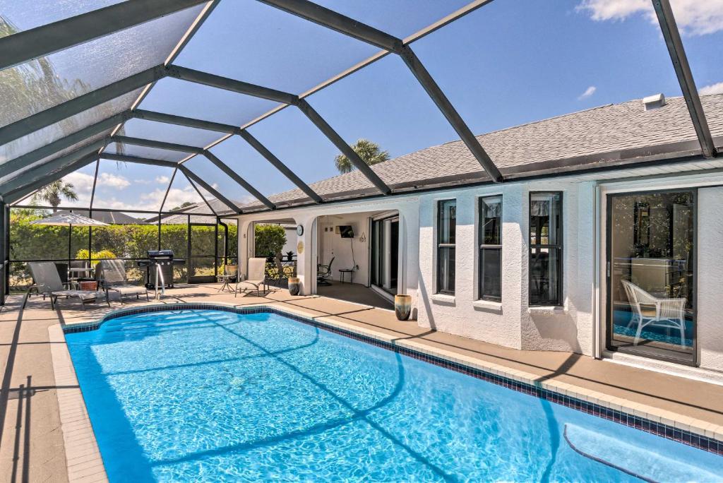 une piscine avec un toit en verre sur une maison dans l'établissement Modern House Less Than 5 Miles to Port Charlotte Beach!, à Port Charlotte