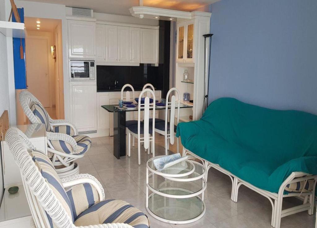 プラヤ・デアロにあるVILLAS COSETTE-Apartamento Rosaのキッチン(テーブル、椅子付)