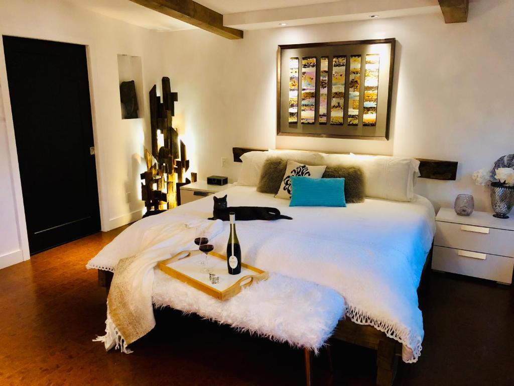 Postel nebo postele na pokoji v ubytování Luxury house 3 bedrooms with Inground pool 10 min to major attractions