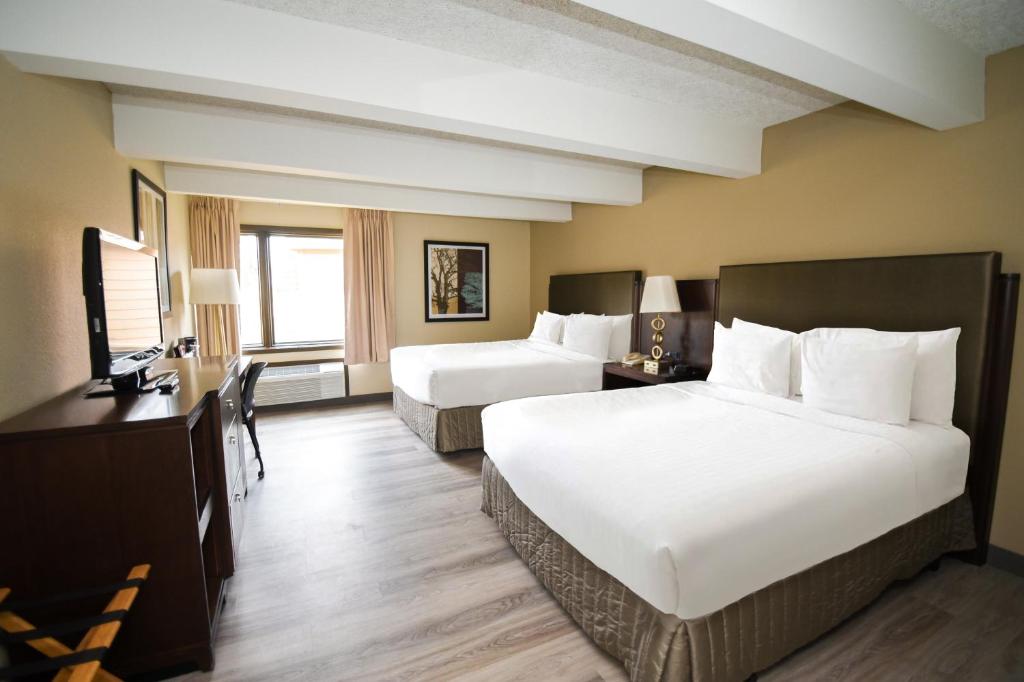 pokój hotelowy z 2 łóżkami i telewizorem w obiekcie Par 5 Resort w mieście Mishicot