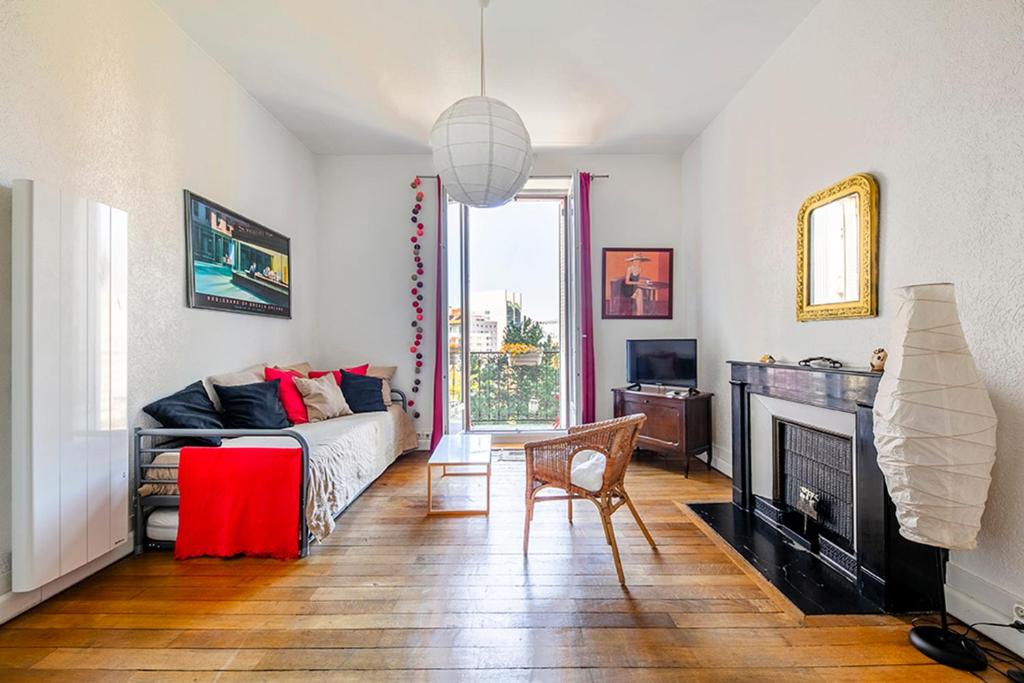 a living room with a couch and a fireplace at Le Denfert, 40m2 avec vue in Grenoble