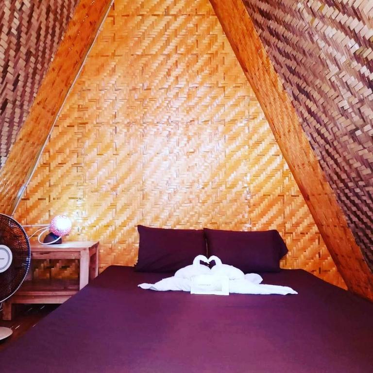 Uma cama ou camas num quarto em SHUKRAN Apartelle
