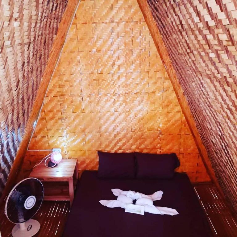 Uma cama ou camas num quarto em SHUKRAN Apartelle