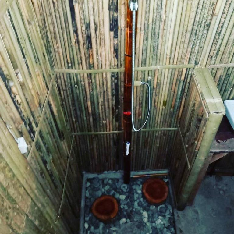 Uma casa de banho em SHUKRAN Apartelle