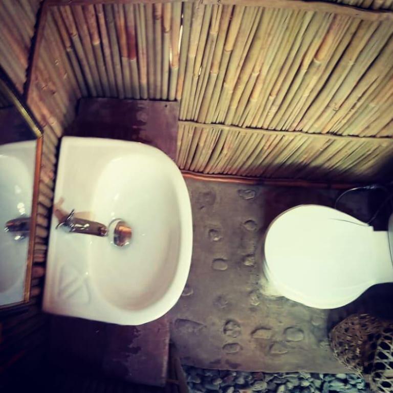 Uma casa de banho em SHUKRAN Apartelle
