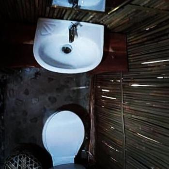 Uma casa de banho em SHUKRAN Apartelle