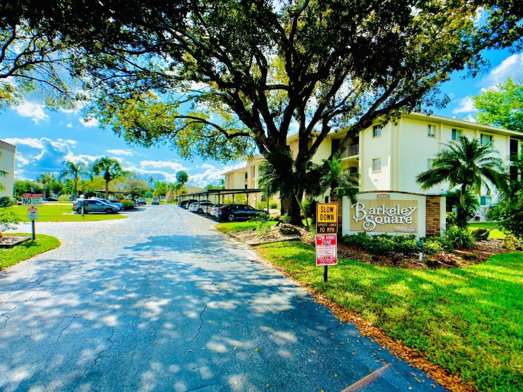 una calle en un barrio residencial con un árbol en Elegant 1 Bedroom Condo With Swimming Pool Gym Access All Included In Convenient Fort Myers Location Near Golf Courses and Sanibel Island en Fort Myers