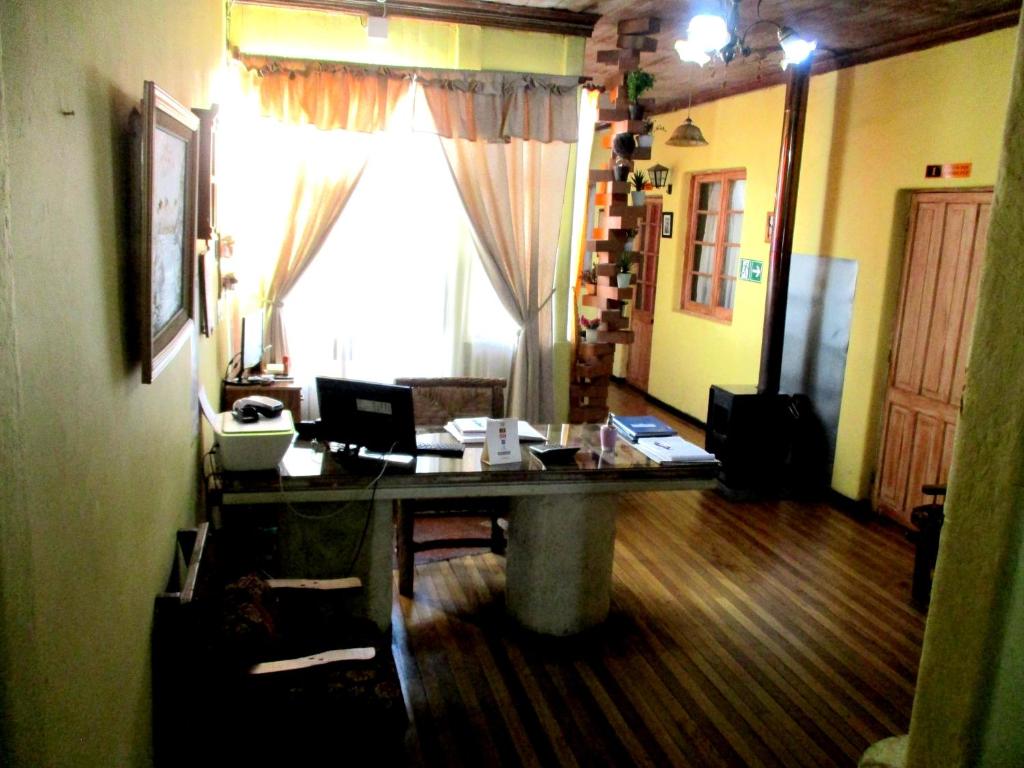 una oficina con escritorio y ordenador portátil. en Hotel Centro Sur - Colonial, en San Fernando