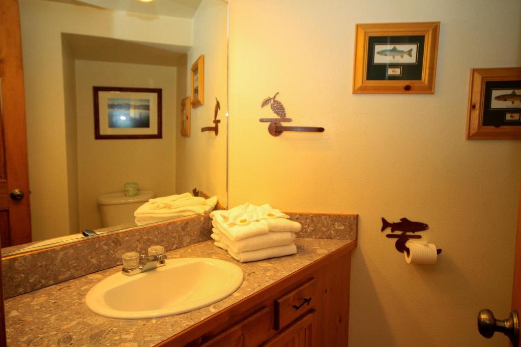 y baño con lavabo y espejo. en Sierra Park Villas #23, en Mammoth Lakes