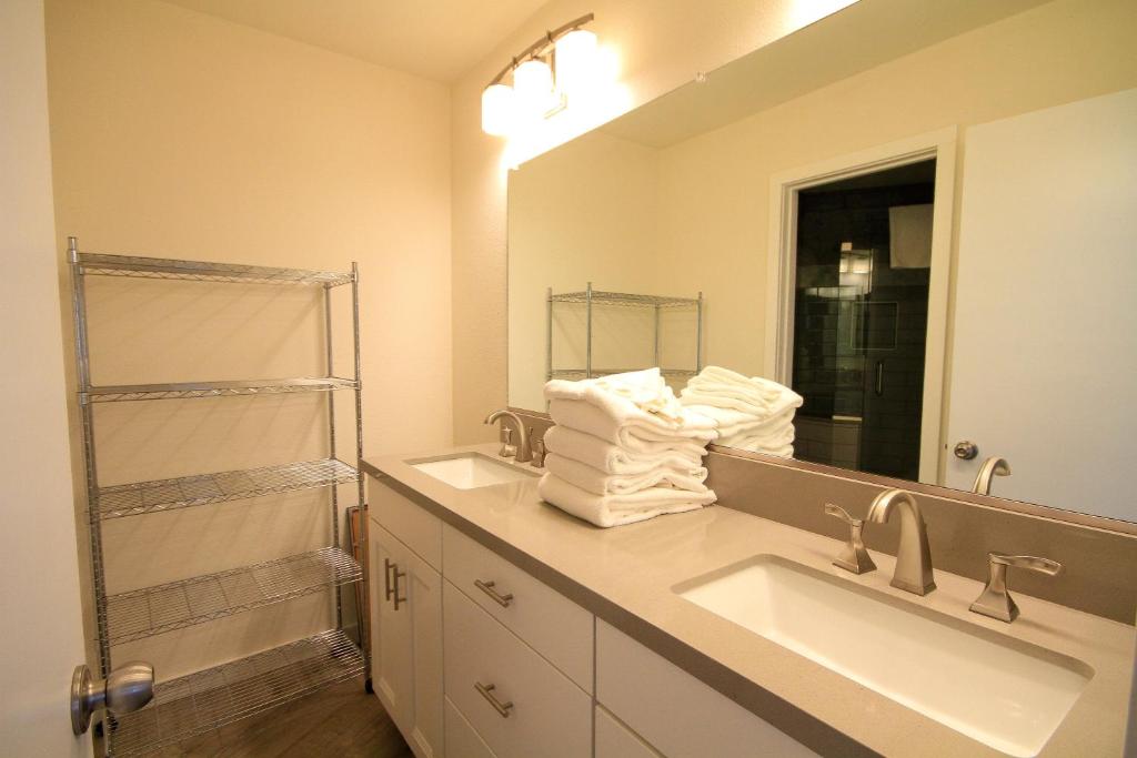 Un baño con dos lavabos y un espejo grande. en Sierra Park Villas #93, en Mammoth Lakes