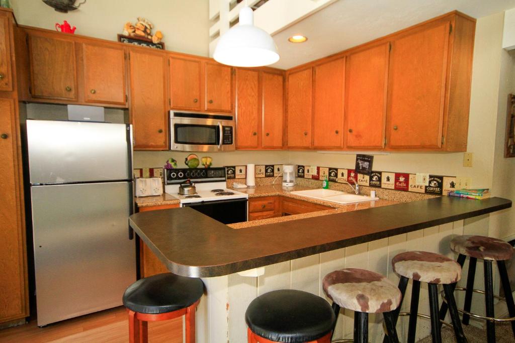 A kitchen or kitchenette at Sierra Park Villas #89