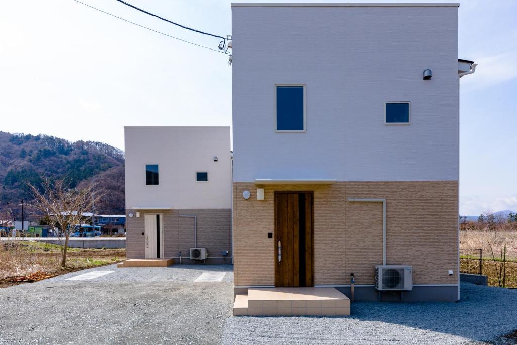 a building with a door on the side of it at Bon Moment B棟-桜館 in Fujikawaguchiko