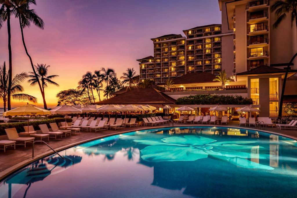 a pool at the resort at sunset at Halekulani in Honolulu