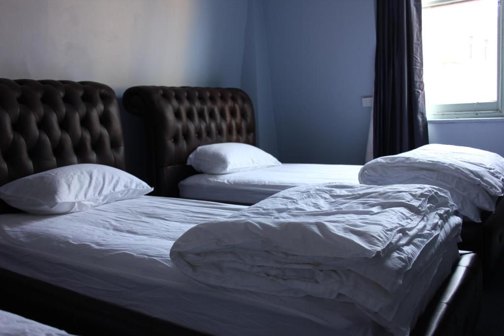 Postel nebo postele na pokoji v ubytování Backpackers Imperial Hotel