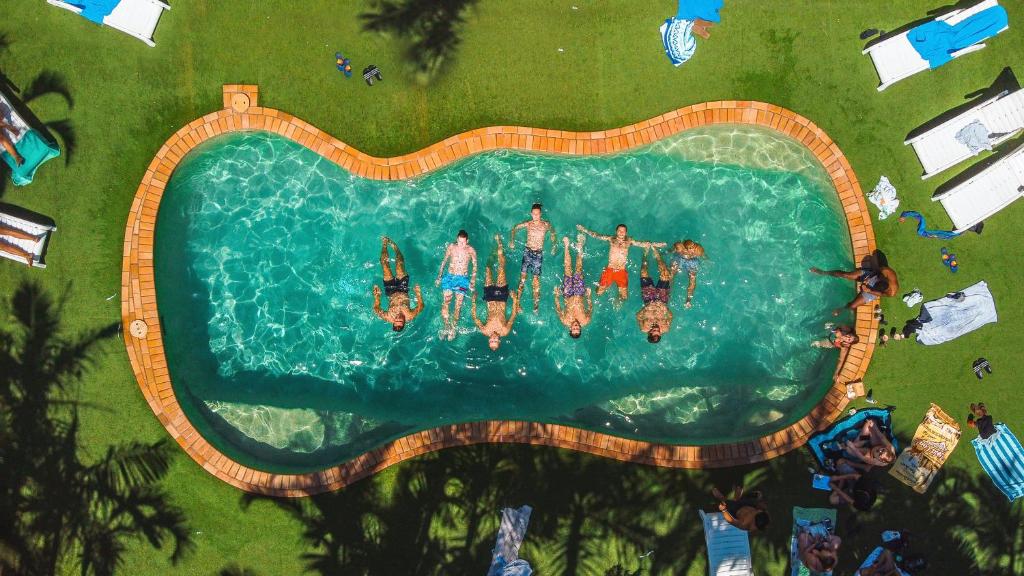 un grupo de personas en una piscina en un parque acuático en Budds In Surfers Backpackers, en Gold Coast