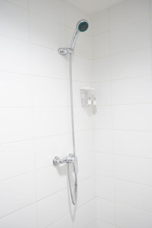 Koupelna v ubytování UROOMS Senayan