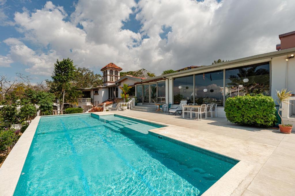 una piscina en el patio trasero de una casa en Posada el Quijote, en San José