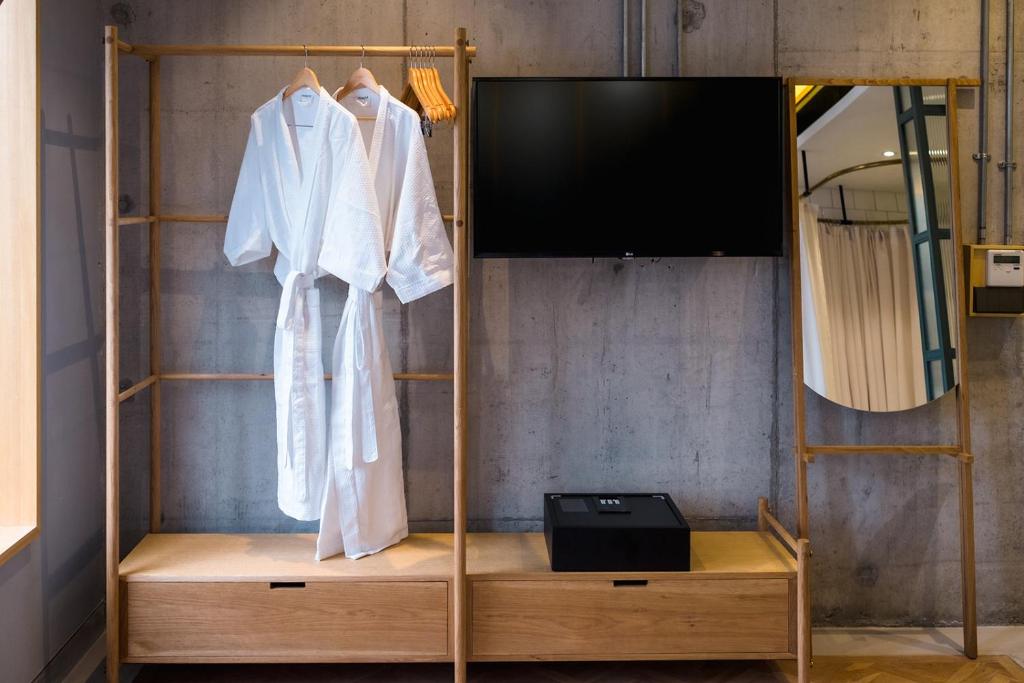 TV a/nebo společenská místnost v ubytování KLoe Hotel