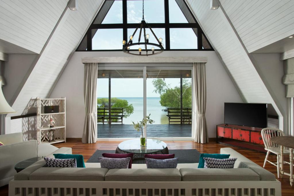 TV a/nebo společenská místnost v ubytování Plataran Menjangan Resort and Spa - CHSE Certified