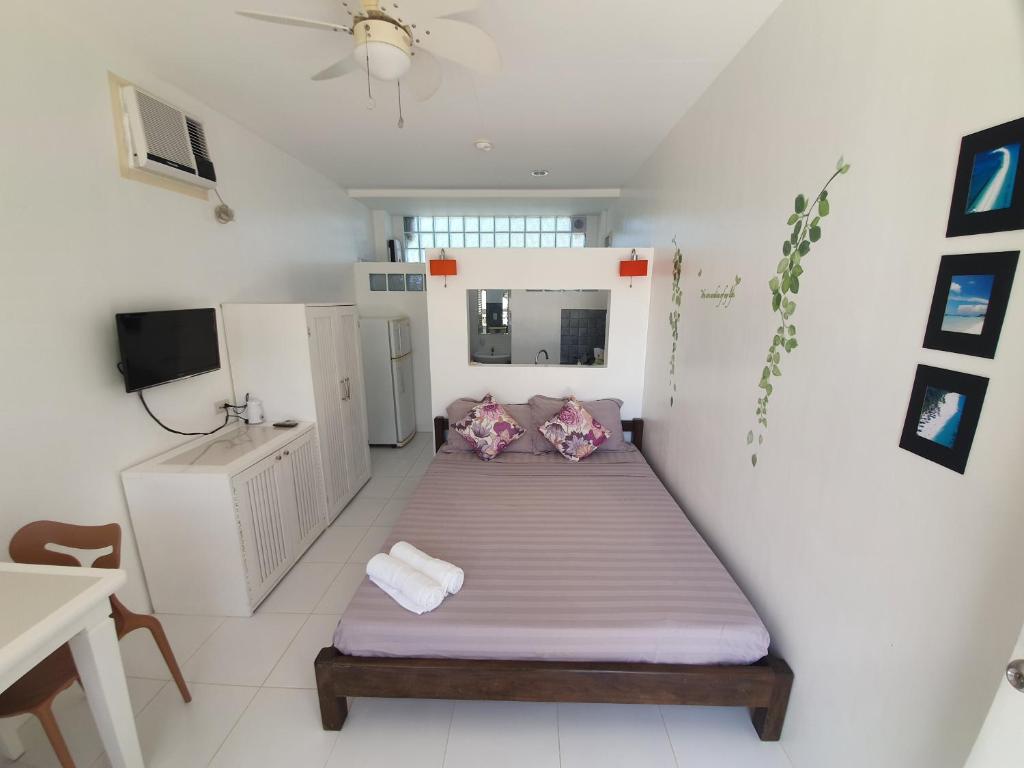 Postel nebo postele na pokoji v ubytování ClubBoracay Apartelle