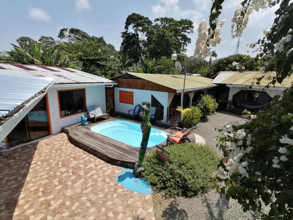 Bazén v ubytování Cabinas Cahuita nebo v jeho okolí