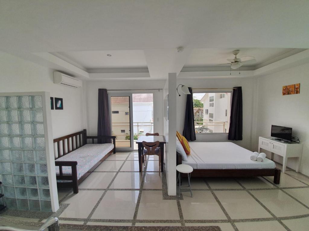 Postel nebo postele na pokoji v ubytování ClubBoracay Apartelle