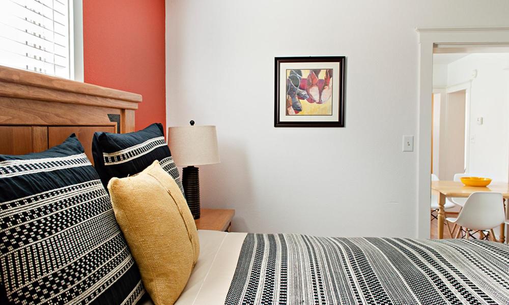Postel nebo postele na pokoji v ubytování Eldorado Suites Hotel