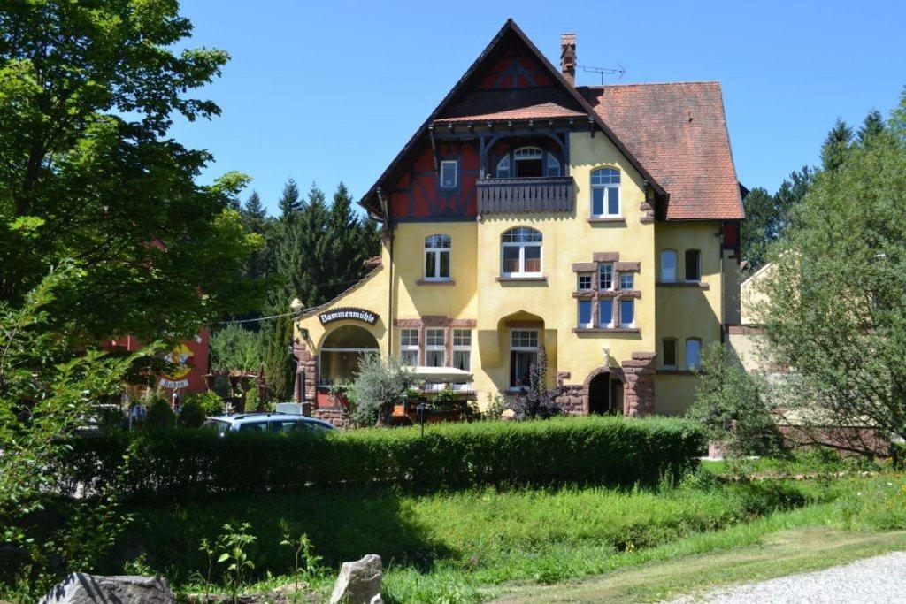 una grande casa gialla con tetto rosso di Hotel Dammenmühle a Lahr