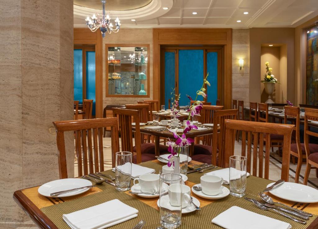 Restaurace v ubytování Sarovar Portico Kalupur Ahmedabad