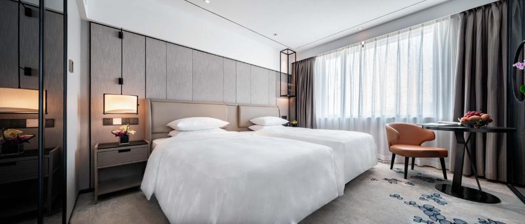 Postel nebo postele na pokoji v ubytování Hotel Landmark Canton