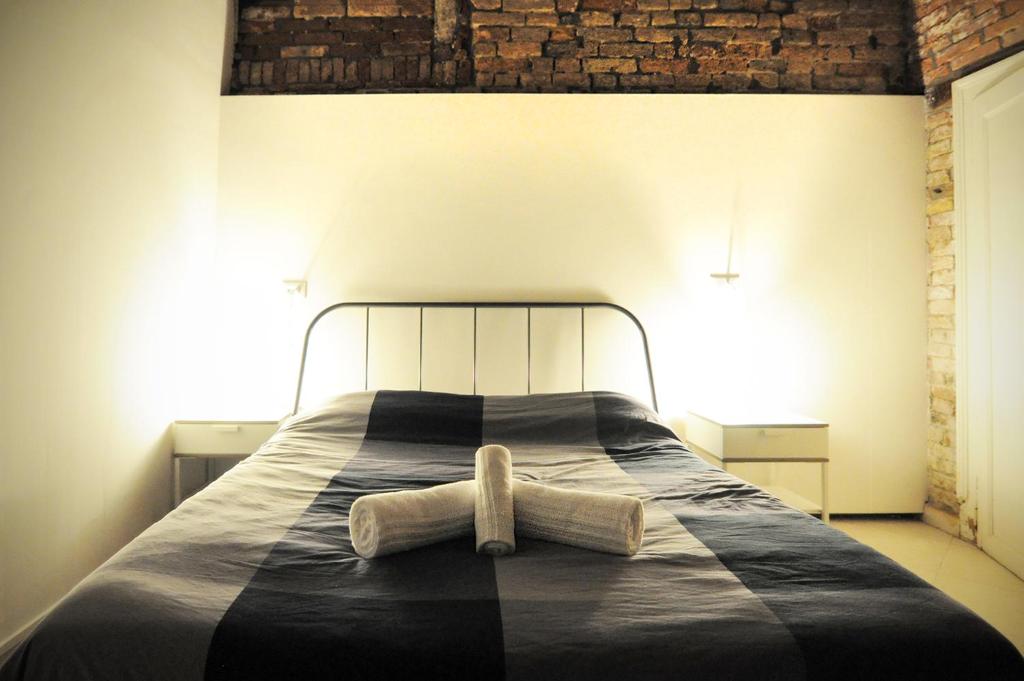 ヴェネツィアにあるLivin' San Marcoのベッドルーム1室(ベッド1台、タオル2枚付)