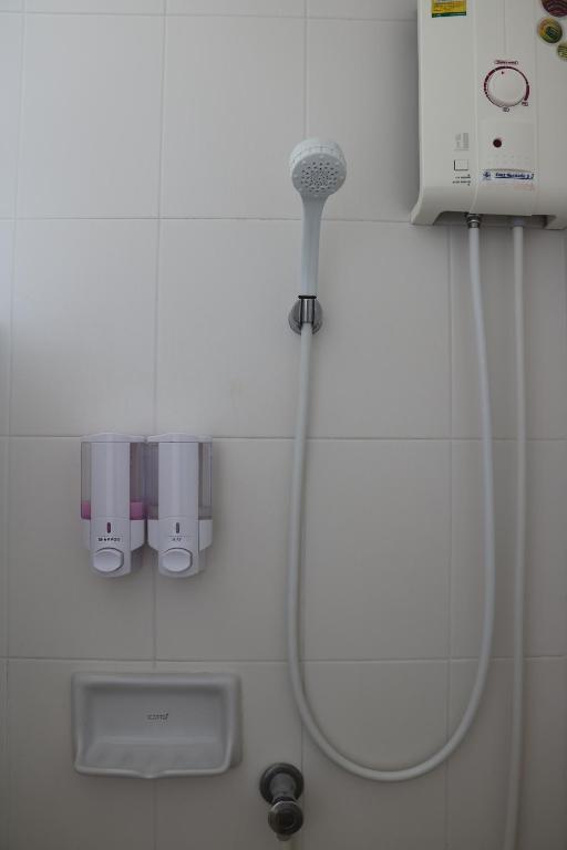 een douche in een badkamer met een douchekop bij Prinya house ปริญญา เฮ้าส์ in Ban Huai Kapi