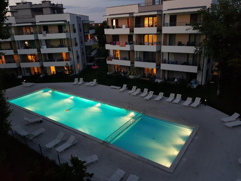 una piscina vacía frente a un edificio en Fala Baltyku Apartament, en Ustronie Morskie