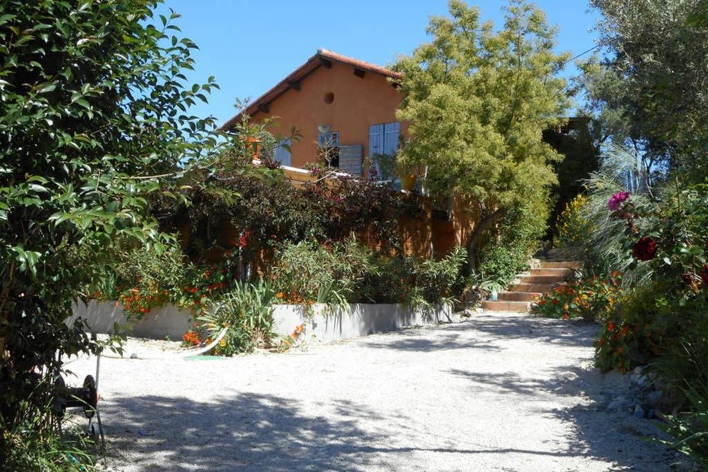 une maison avec une bande de plantes devant elle dans l'établissement La Jovine Sur les hauteurs de cassis ( T2 55m²), à Cassis